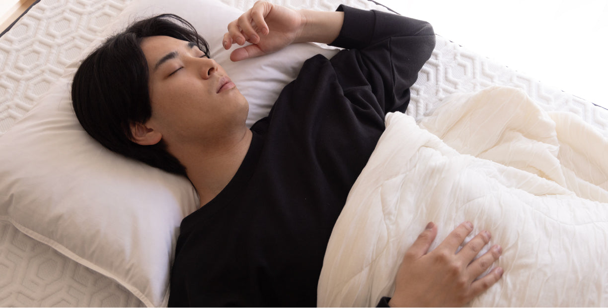 リカバリ―ウェア「ねむる惑星」オールシーズンを着て眠る男性