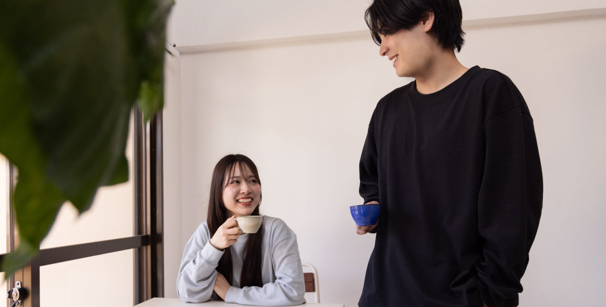 リカバリ―ウェア「ねむる惑星」オールシーズンを着て談話する男女