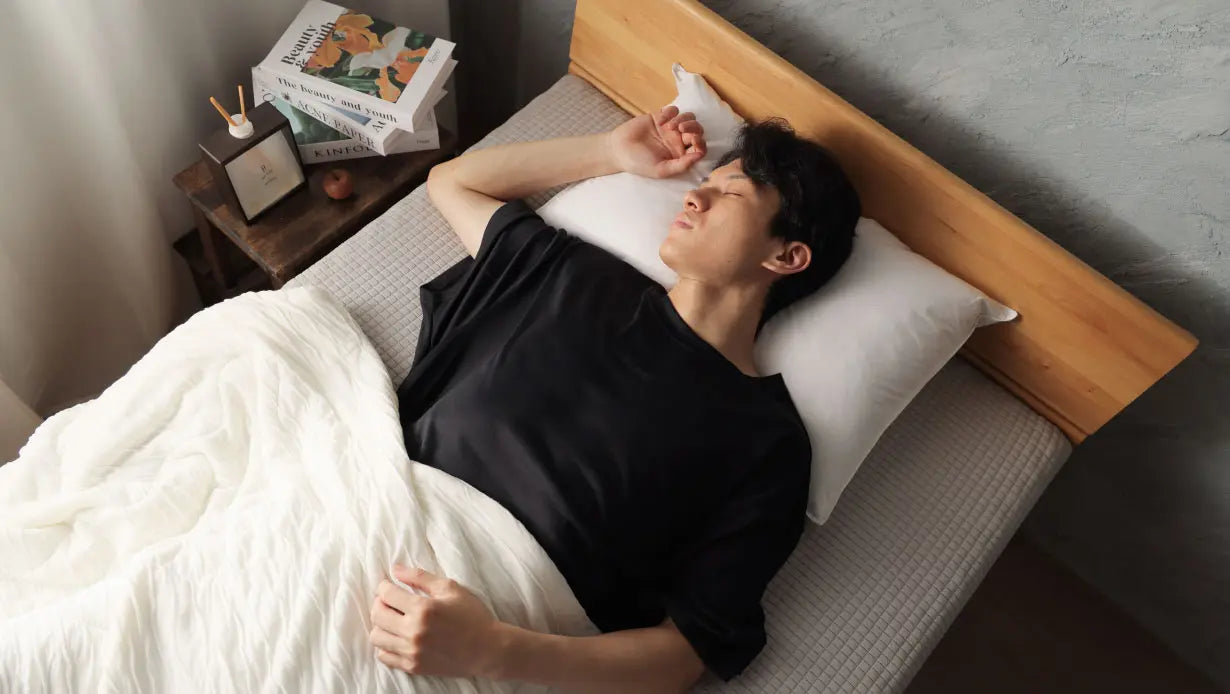 リカバリーウェアを着て眠る男性