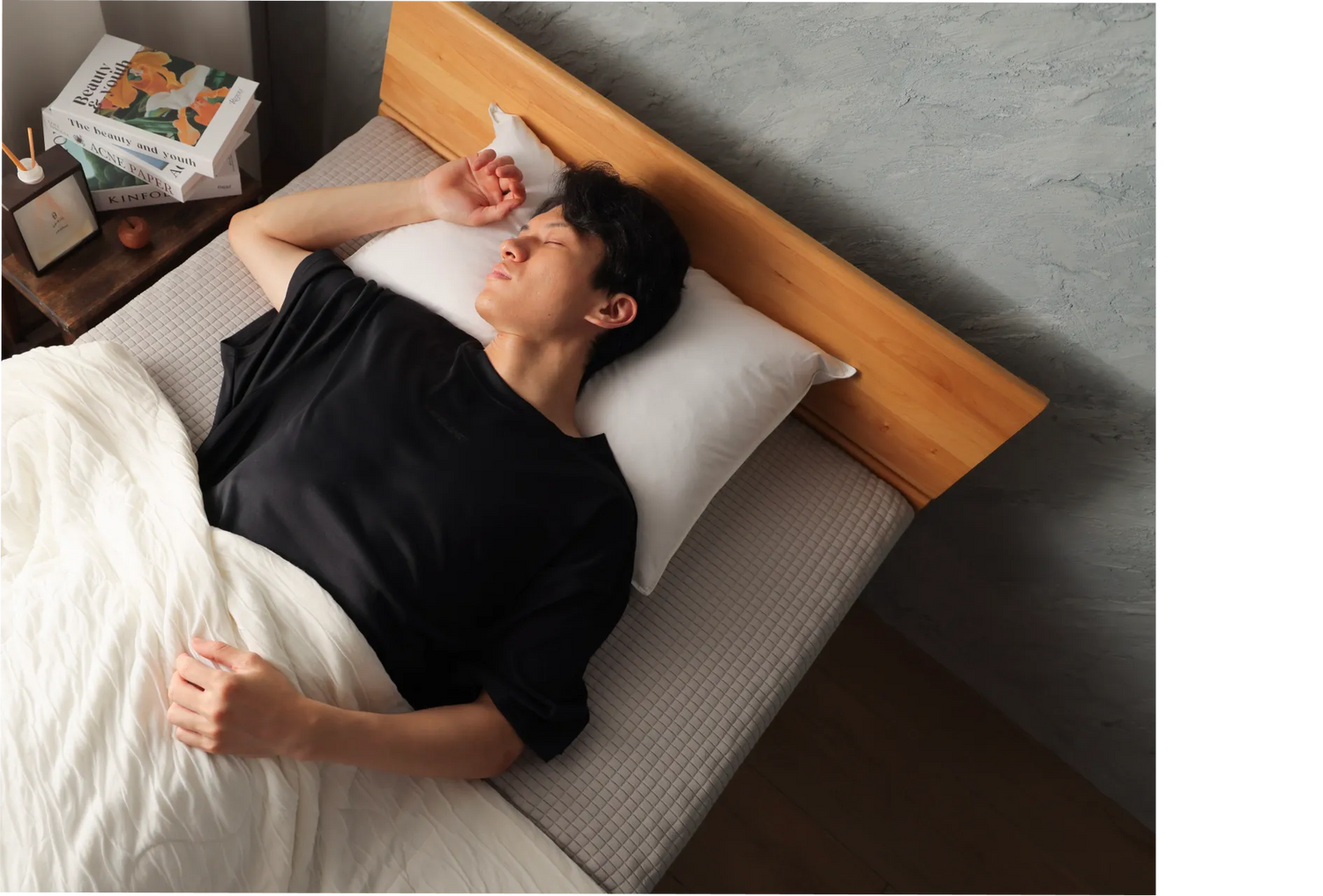 リカバリーウェアを着て眠る男性